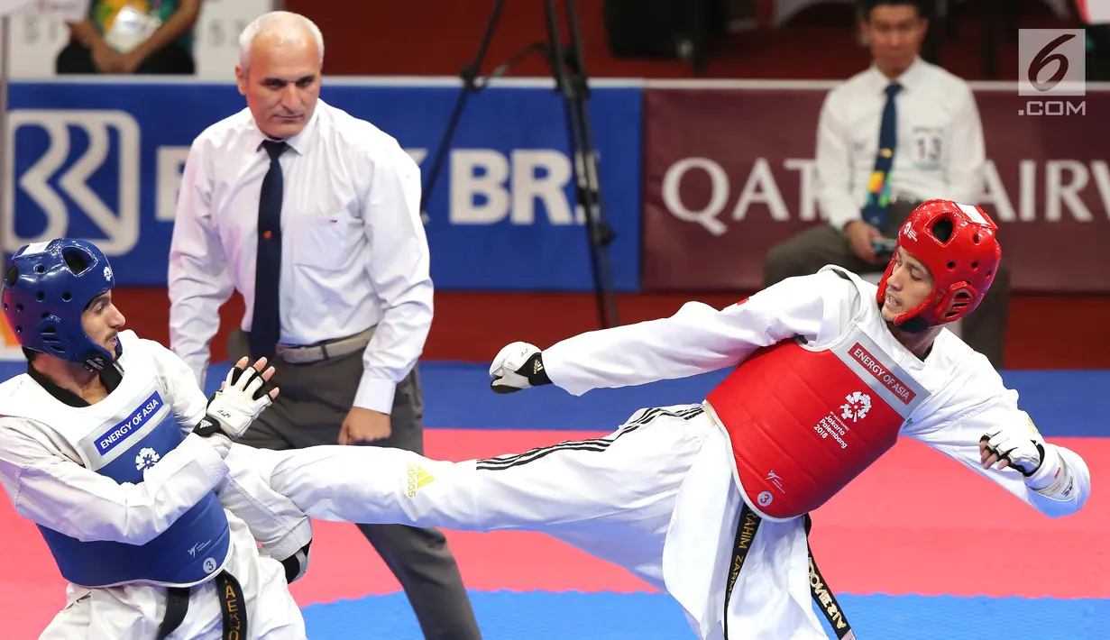 Taekwondo Indonesia, Ibrahim Zarman bertarung melawan taekwondo Pakistan, Haroon Khan di kelas putra under 63 kg di lapangan Taekwondo JCC, Senayan, Rabu (22/8). Ibrahim Zarman unggul dengan skor 25 -21 pada babak penyisihan. (Liputan6.com/Fery Pradolo)