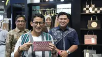 Menteri Pariwisata dan Ekonomi Kreatif (Menparekraf) Sandiaga Uno saat mengunjungi both Aneuk Muda Aceh Unggul Hebat (AMANAH) di Muslim Fashion Festival (Muffest) 2024 di Istora Senayan, Sabtu 10 Agustus 2024. (Dok. Tim Dokumentasi AMANAH)