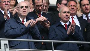 Co-Chariman Manchester United, Avram Glazer (kiri), dan CEO Manchester United, Omar Berrada (kanan), bertepuk tangan selama pertandingan final Piala FA Wanita Inggris antara Chelsea dan Manchester United di Stadion Wembley, London barat laut, pada 18 Mei 2025. (JUSTIN TALLIS/AFP)