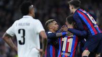 Para pemain Barcelona merayakan gol bunuh diri bek Real Madrid, Eder Militao pada leg pertama semifinal Copa Del Rey 2022/2023< Jumat (3/3/2023) dni hari WIB. (AP Photo/Manu Fernandez)