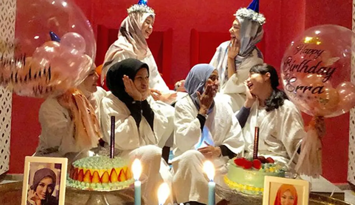 "Hari ini sampe KL dikasih surprise sama kaka-kaka sayang.. aaaa sweet nyaaa😍! Thank u for the pre birthday ka 🎈🎁🎉😉 #februalove #mom&bundabirthday #earlybirthdayfun," tulis keterangan foto Bella yang diunggah 13 Februari.(Instagram/laudyacynthiabella