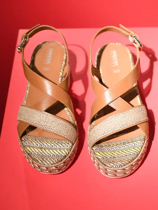 Sandal mania juga bisa mencari panel bantalan di bagian outsole yang menampilkan potongan chunky serta tali anyaman untuk gaya tiada banding (Foto: GEOX)