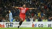 Striker muda Arema FC, Dedik Setiawan merayakan gol ke gawang Persiba Balikpapan, Senin (1/5/2017). (Bola.com/Iwan Setiawan)