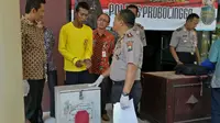 Ashari, pencuri spesialisasi kotak amal di 11 masjid di Probolinggo. (Liputan6.com/Dian Kurniawan)