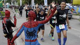 Spiderman menyapa peserta Splash Run di Pantai Carnaval Ancol, Sabtu (30/7/2016). (Bola.com/Nicklas Hanoatubun)
