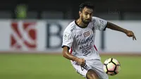 Gelandang Bali United, Marcos Flores, mengirim umpan saat melawan Bhayangkara FC pada laga Liga 1 Indonesia di Stadion Patriot, Bekasi, Jumat (29/9/2017). Bhayangkara menang 3-2 atas Bali. (Bola.com/Vitalis Yogi Trisna)