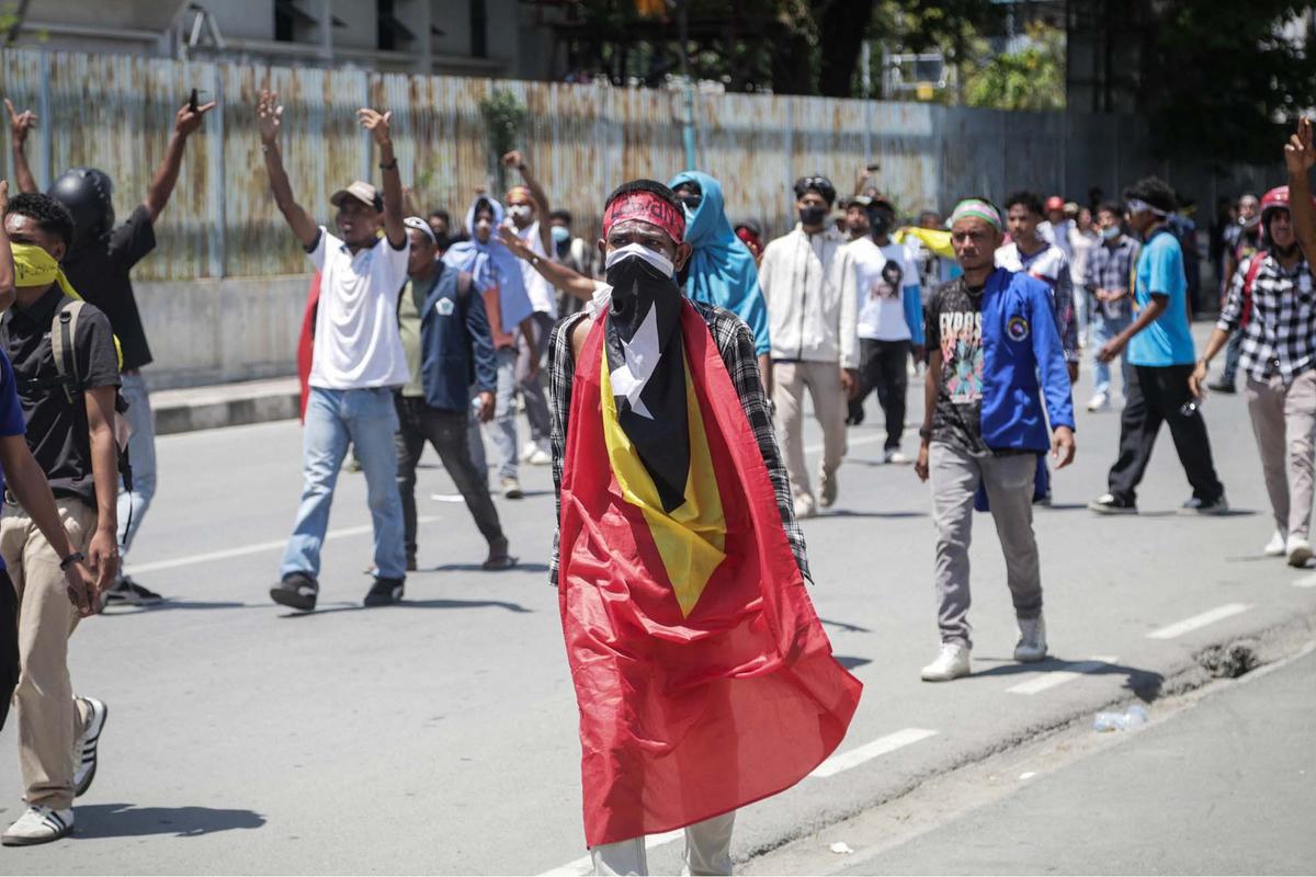 FOTO: Demo Hari Kedua, Mahasiswa Timor Leste Bentrok dengan Polisi
