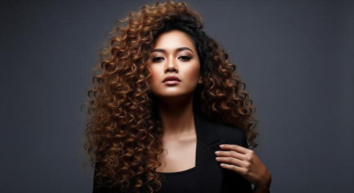 8 Model Rambut Wanita Panjang Curly, Bikin Tampilan Lebih Fresh dan Elegan Sehari-hari