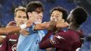 Pemain Lazio, Matteo Cancellieri, bersitegang dengan pemain Salernitana, Boulaye Dia, pada laga Liga Italia di Stadion Olympic, Roma, Minggu (30/10/2022). (AP/Gregorio Borgia)