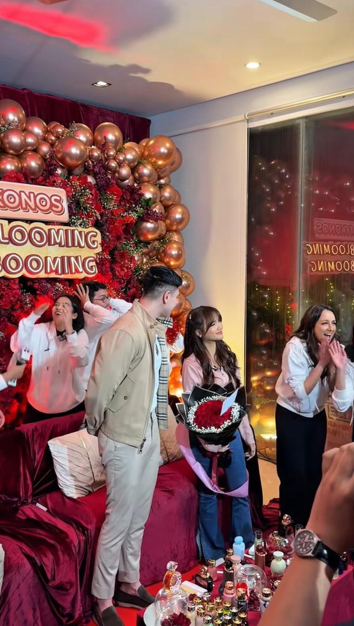 7 Potret Fuji Diberi Oleh-Oleh Verrell Bramasta Usai dari China, Sweet Romantis dan Bikin Salting