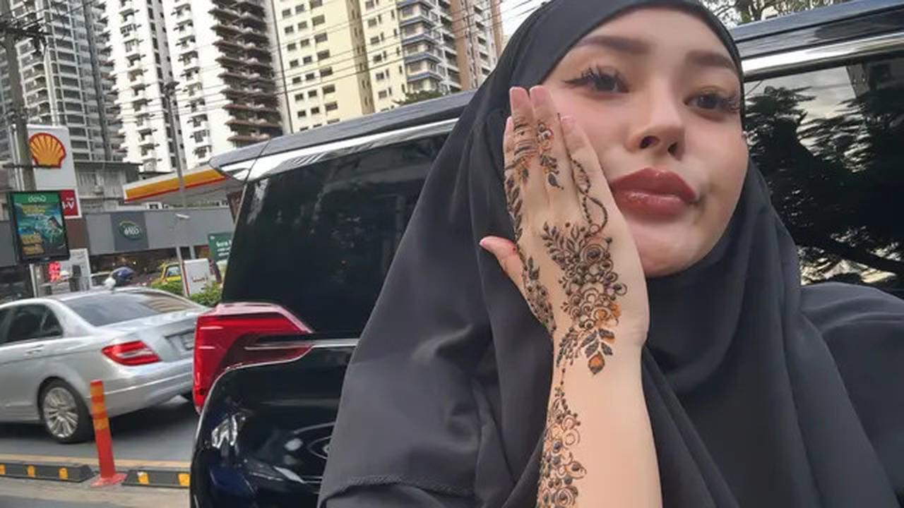 7 Potret Kae Asakura 'Rae Lil Black' Berhijab Usai Masuk Islam, Anggun Pakai Abaya
