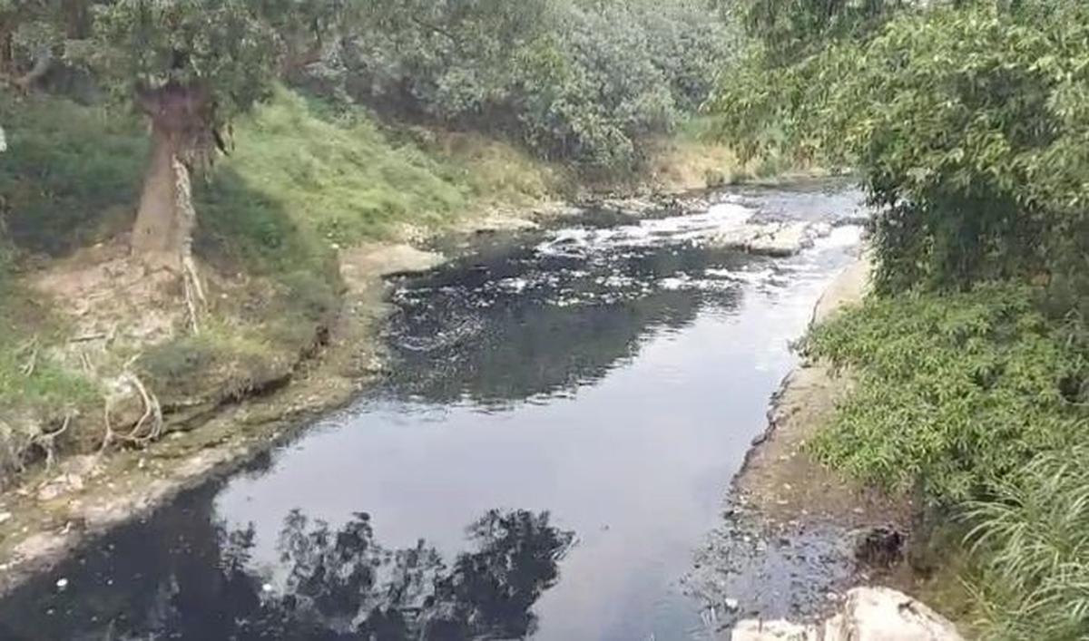 Meski mengetahui pencemaran Sungai Cileungsi disebabkan limbah pabrik, Iwan enggan gegabah menutup operasional pabrik begitu saja<br>