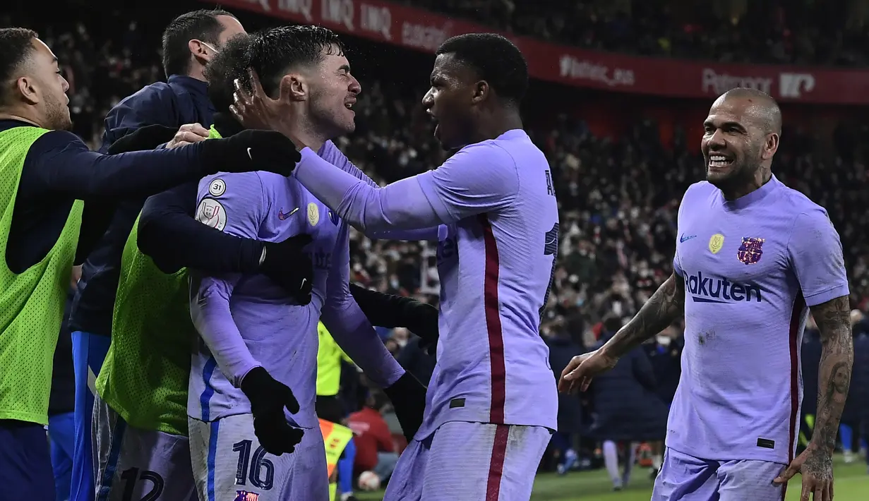 Saat kemenangan hampir menjadi milik tuan rumah Athletic Bilbao, Barcelona menyamakan skor 2-2 di masa injury time babak kedua. Gol dicetak oleh Pedri dalam sebuah kemelut di depan gawang Bilbao. (AP/Alvaro Barrientos)