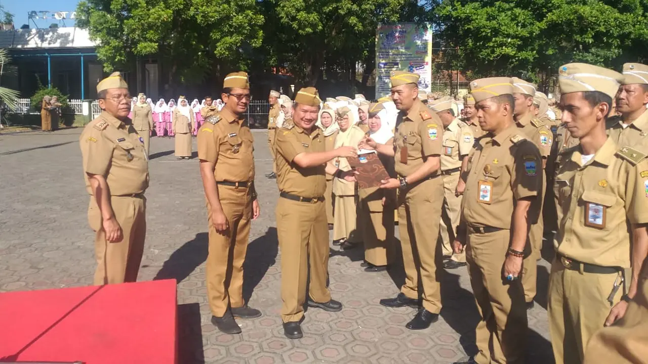 Bupati Garut Rudy Gunawan, tengah menyalami satu per satu beberapa pejabat daerah yang mendapatkan prestasi