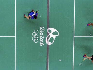 Ganda campuran Indonesia, Praveen Jordan/Debby Susanto, mengalahkan ganda campuran Hongkong, Lee Chun Hei/Chau Hoi Wah, dengan skor 21-12, 19-21, 21-15 pada laga Olimpiade Rio de Janeiro di Brasil, Kamis (11/8/2016). (Reuters/Marcelo Del Pozo)