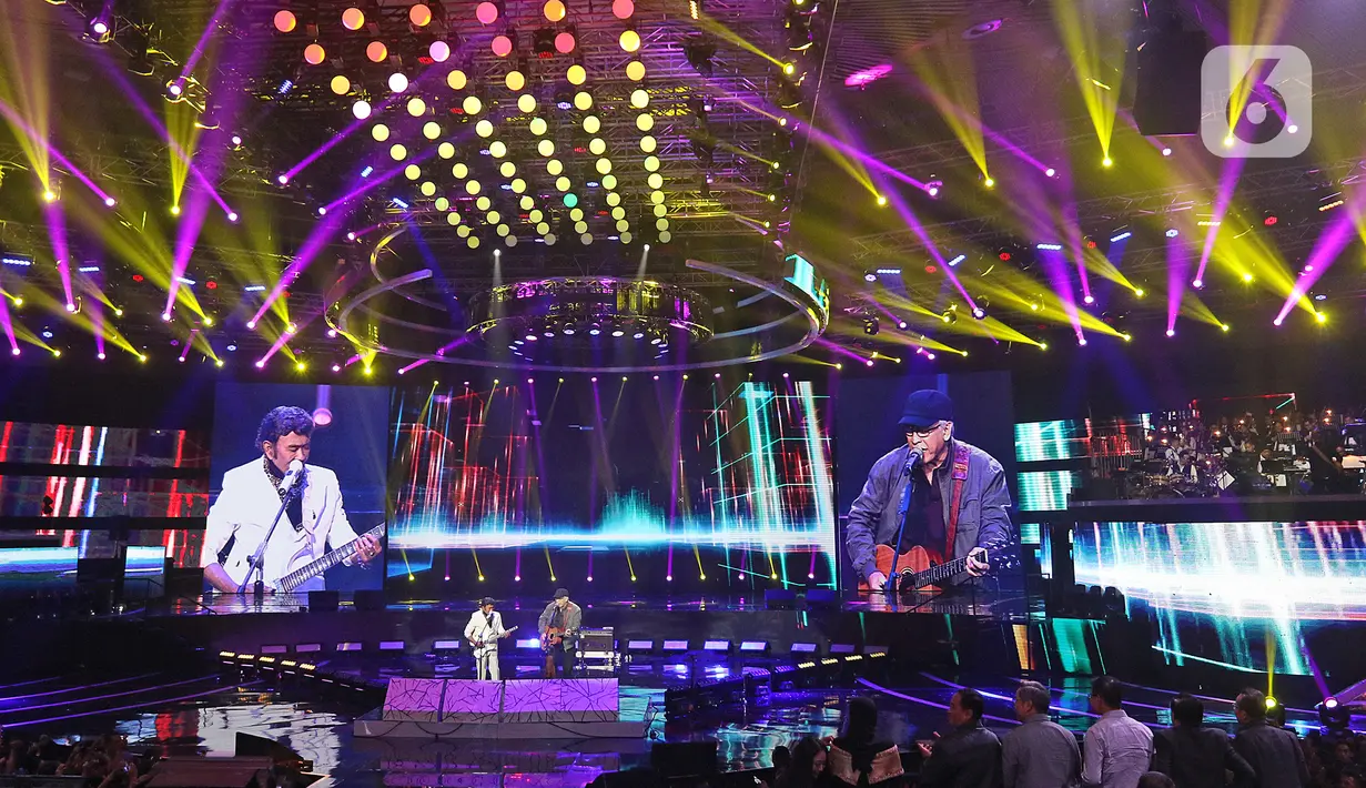 Penampilan penyanyi Rhoma Irama (kiri) dan Iwan Fals saat konser Pesta Perak 25 Indosiar di Jakarta, Minggu (12/1/2020). Rhoma Irama dan Iwan Fals berkolaborasi membawakan lagu Mirasantika, Buku Ini Aku Pinjam, Judi, dan Santai. (Liputan6.com/Herman Zakharia)