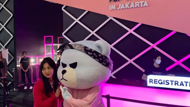 Hesti Purwadinata usai memasuki pameran dan pop store bertajuk Blackpink In Your Area Pop-Up Store & Exhibition in Jakarta