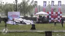 Penonton berlari akibat hujan deras mengguyur arena acara Nonton Bareng F1 GP Australia 2016 Pertamina di Mall Bintaro Xchange, Tangerang Selatan, Minggu (20/3). Acara tersebut terbuka untuk umum, termasuk fans Rio Haryanto. (Liputan6.com/Fery Pradolo)