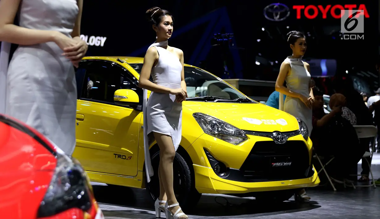 Sejumlah SPG berpose di samping mobil yang di pamerkan di ajang Gaikindo Indonesia International Auto Show (GIIAS) 2017 di Indonesia Convention and Exhibition (ICE), Kawasan BSD City, Tangerang Selatan. Kamis (10/8). (Liputan6.com/Angga Yuniar)
