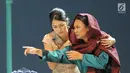 Prisia Nasution dan Desi Susanti memerankan Tengku Tahura dan Tengku Kamaliah dalam pentas teater "Nyanyi Sunyi Revolusi" di Jakarta, Jumat (1/2/). Pementasan mengangkat kisah hidup seorang penyair besar Indonesia Amir Hamzah (Fimela.com/Bambang E Ros)