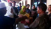 Ibunda Jokowi memberi bantuan untuk korban banjir di Jateng (Reza Kuncoro/Liputan6.com)