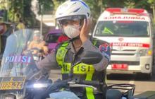 Amankan Jalur Mudik di Malang, Polisi Evakuasi Lansia Sesak Napas