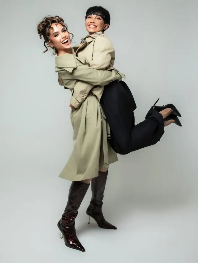 Gaya Kompak Cinta Laura Bersama Kedua Orangtuanya di Foto Keluarga, Tampil Bak Royal Family dengan All Burberry