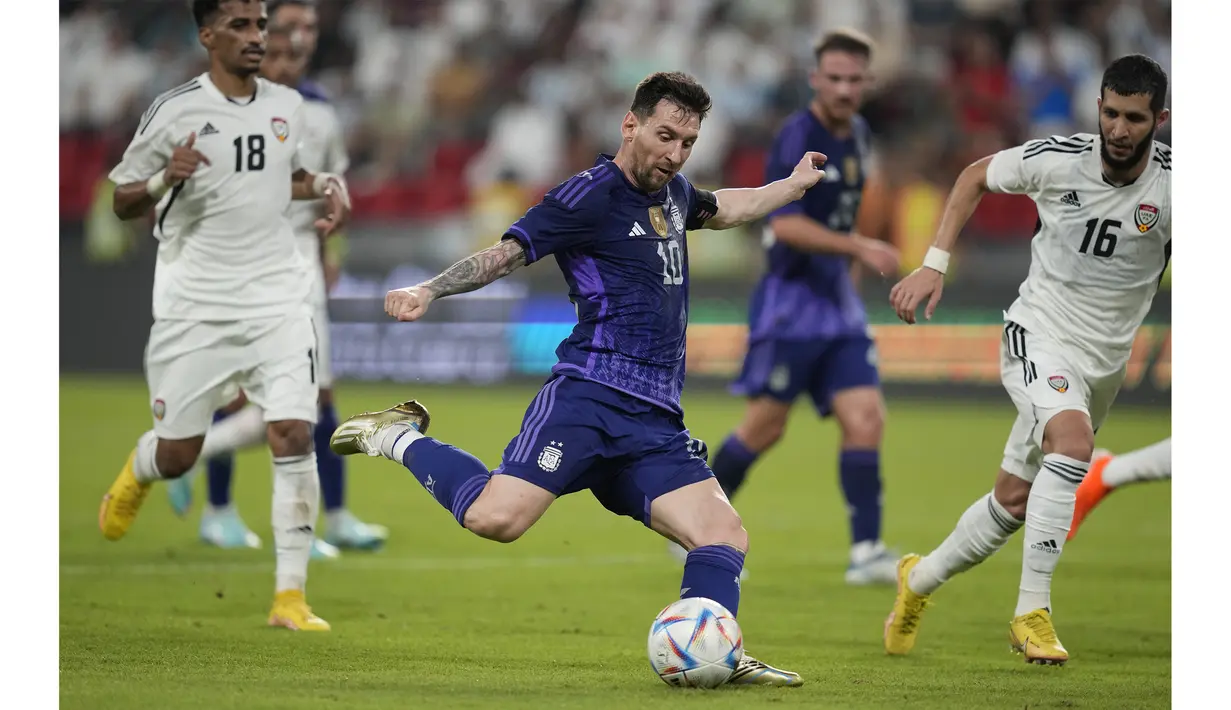Messi tidak hanya piawai mencetak gol bersama PSG. Di Timnas Argentina ia juga masih bisa memberikan gol. Buktinya pada menit ke-44 Messi akhirnya ikut mencatatkan namanya di papan skor usai memaksimalkan umpan dari Angel Di Maria. (AP Photo/Kamran Jebreili)