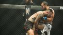 Duel Anthony Engelen (kiri) melawan Sami Amin di kelas bulu pada laga tarung bebas MMA bertajuk laga tarung bebas One Championship yang diselenggarakan di JCC Jakarta Sabtu (27/8/2016).  (Bola.com/Peksi Cahyo)