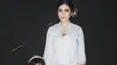 Felicya Angelista tampil mengenakan kebaya  encim warna putih dengan aksen bordiran dipadukan bros emas dan bawahan kain batik. Kedua putrinya, Graziella dan Zefanya juga mengenakan kebaya putih dipadukan bawahan kain batik. [@felicyangelista_]