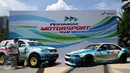 Pereli, Rizal Sungkar melihat kesiapan kendaraan yang akan digunakan Pertamax Motorsport Team di Jakarta, Kamis (14/4/2016). Pertamina juga meluncurkan Pertamax Motorsport Team yang turun di 4 ajang olahraga otomotif. (Liputan6.com/Helmi Fithriansyah)