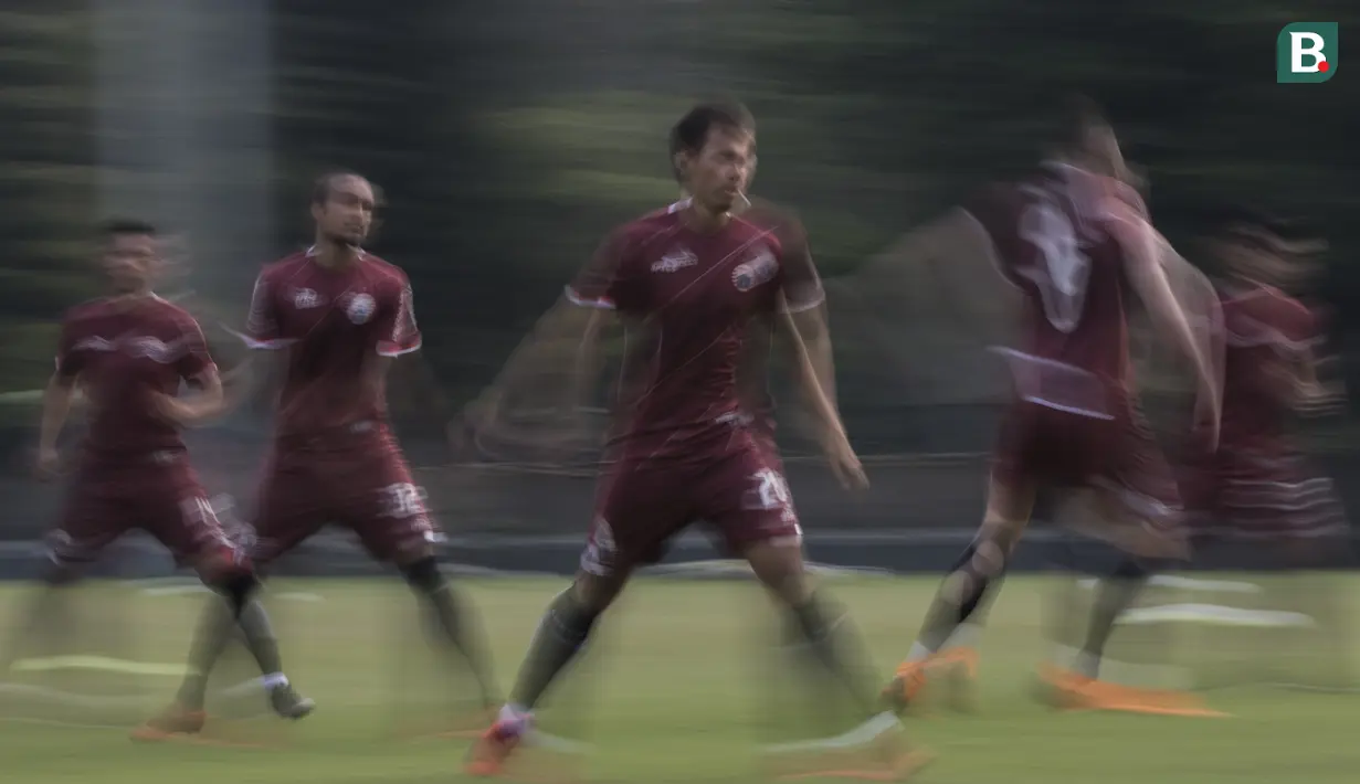 Para pemain Persija Jakarta melakukan pemanasan saat latihan di Lapangan ABC Senayan, Jakarta, Senin (14/5/2018). Latihan ini persiapan jelang melawan Home United pada laga AFC Cup. (Bola.com/Vitalis Yogi Trisna)