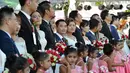Sejumlah pasangan pengantin asal Tiongkok mengikuti upacara pernikahan massal di Kolombo, Sri Lanka (17/12). Acara nikah massal ini diharapkan dapat meningkatkan hubungan antara Sri Lanka dan Tiongkok. (AFP Photo/Ishara S. Kodikara)