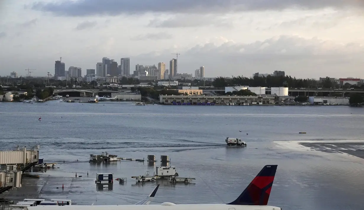 Badai yang sangat deras membawa hujan lebat, angin kencang dan badai petir ke Florida Selatan pada hari Rabu dan mendorong penutupan Bandara Internasional Fort Lauderdale-Hollywood. (Joe Cavaretta /South Florida Sun-Sentinel via AP)