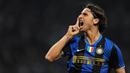 Selebrasi striker Inter Milan, Zlatan Ibrahimovic setelah menjebol gawang Lazio pada laga Liga Italia 2008/2009 di San Siro Stadium, Milan (2/5/2009). Setelah membela Juventus sejak awal musim 2004/2005, Zlatan Ibrahimovic dilepas ke Inter Milan pada awal musim 2006/2007 dengan nilai transfer 24,8 juta euro atau kini setara Rp407 miliar. (AFP/Giuseppe Cacace)