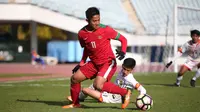 Bek kiri Timnas Indonesia U-19 Firza Andika coba mengelabui pemain Brunei Darussalam pada laga perdana Grup F kualifikasi Piala Asia U-19 2017 di Paju Public Stadium, Korea Selatan, Selasa (31/10/2017) siang WIB. (AFC)