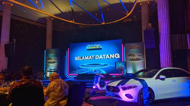 PT Bank Central Asia Tbk (BCA) kembali menggelar pengundian program Gebyar Hadiah BCA pada hari ini. terdapat 70 Unit Vespa hingga 17 Mercedes-Benz disebar untuk nasabah setia BCA. (Bima/Liputan6.com)