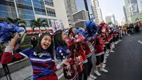 Pemandu sorak memeriahkan prosesi Torch Relay Asian Games 2018 di Jakarta, Sabtu (18/8). Hari ini merupakan puncak kirab obor Asian Games 2018 dimana api abadi akan berlabuh di Gelora Bung Karno (Liputan6.com/Faizal Fanani)