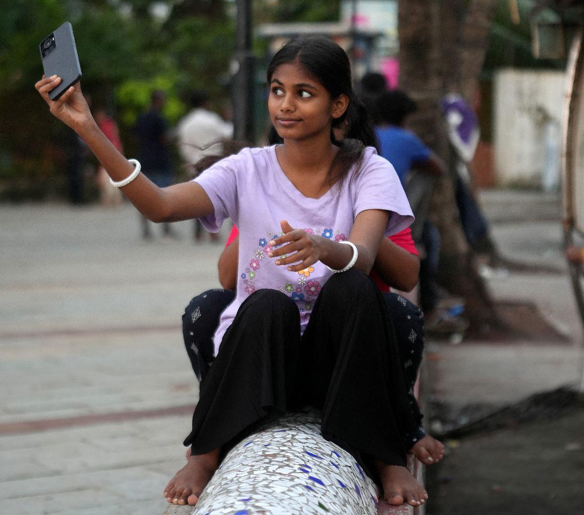 Kisah hidupnya telah mengingatkan pada film pemenang Oscar yang berjudul "Slumdog Millionaire" dengan berlatar tempat di Mumbai, India.<br>