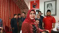 Anak Wakil Presiden terpilih Ma'ruf Amin, Siti Nur Azizah Ma'ruf, kembalikan berkas bakal calon Wali Kota Tangerang Selatan ke PDIP.  (Liputan6/Pramita)