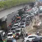 Sejumlah kendaraan tersendat saat melintas di Simpang Matraman, Jakarta, Rabu (19/7). Rekayasa lalu lintas terkait pembangunan simpang tidak sebidang atau underpass di kawasan tersebut akan diuji coba pada 20-27 Juli. (Liputan6.com/Immanuel Antonius)