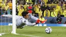 Kiper Chelsea Kepa Arrizabalaga menyelamatkan tembakan terakhir saat adu penalti melawan Villarreal dalam laga Piala Super Eropa di Windsor Park, Kamis dinihari WIB (12/8/2021). Chelsea juara setelah menang 6-5 lewat adu penalti usai bermain imbang hingga perpanjangan waktu (AP Photo/Peter Morrison)