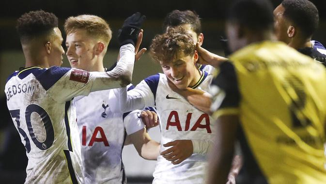 Pemain Tottenham Hotspur merayakan gol yang dicetak Alfie Devine ke gawang Marine pada putaran ketiga Piala FA 2020/2021. (Martin Rickett/Pool via AP)