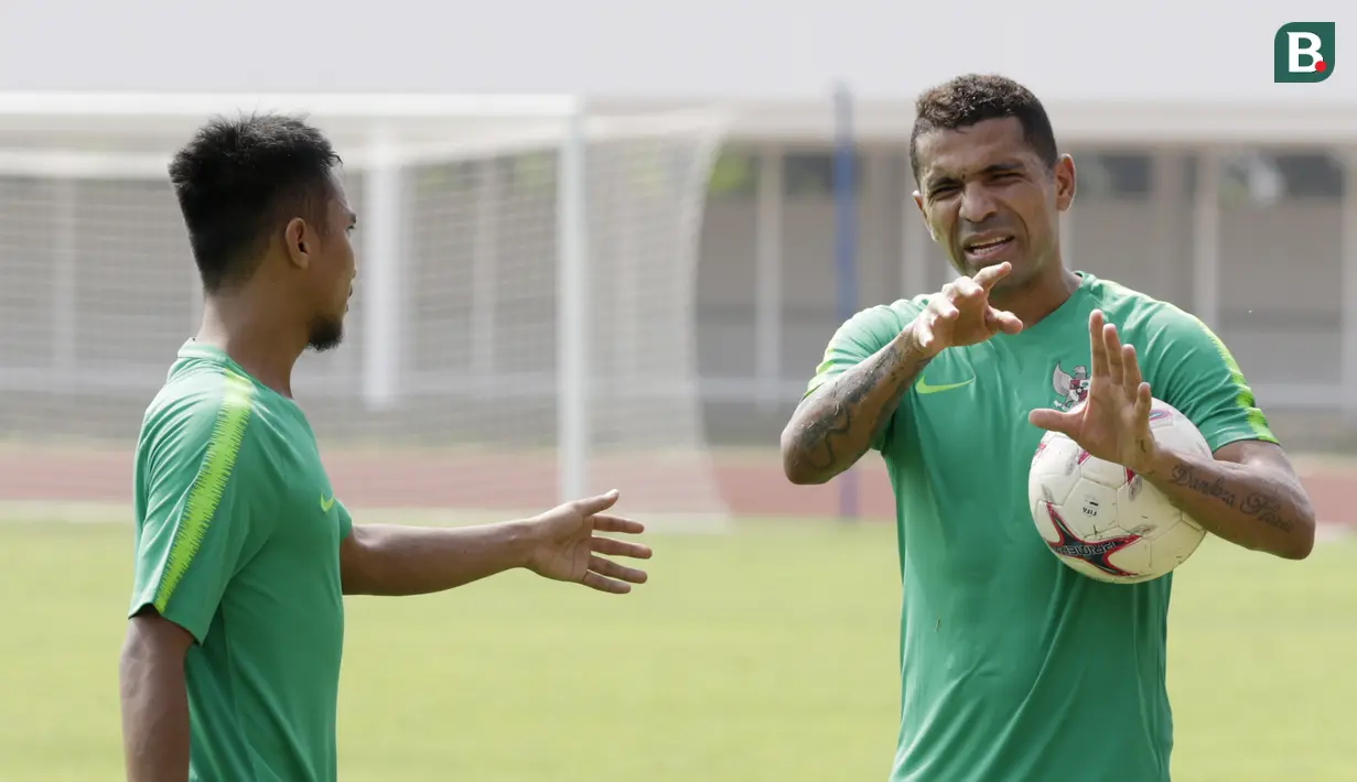 Pemain Timnas Indonesia, Beto Goncalves, berdiskusi dengan Muhammad Hargianto, usai latihan di Stadion Madya Senayan, Jakarta, Rabu (21/11). Latihan ini persiapan jelang laga Piala AFF 2018 melawan Filipina. (Bola.com/M. Iqbal Ichsan)