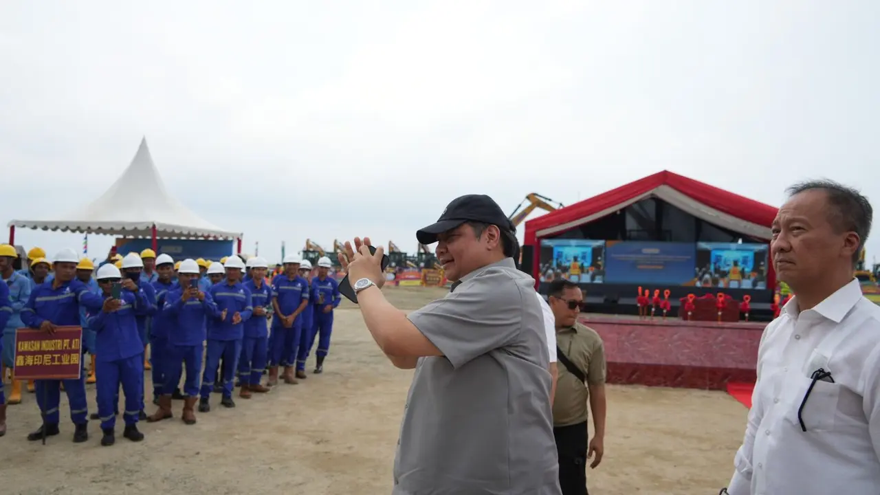 Menko Perekonomian Airlangga Hartarto melakukan groundbreaking Pembangunan Proyek Pertambangan dan Pengolahan Nikel Rendah Karbon Terintegrasi PT Vale Indonesia Tbk (PT Vale) dan PT Bahodopi Nickel Smelting Indonesia (PT BNSI). (Dok Kemenko perekonomian)