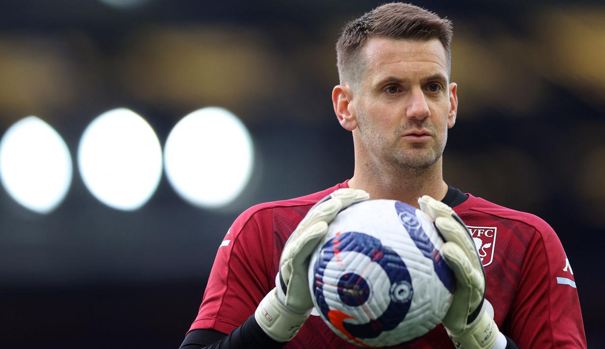 Tom Heaton baru bergabung di Manchester United pada awal musim ini. Kiper 35 tahun ini diplot sebagai lapis ketiga di lini penjaga gawang Setan Merah. Pemain jebolan akademi MU tersebut akan menjadi opsi ketika David De Gea dan Dean Henderson absen. (AFP/Naomi Baker)