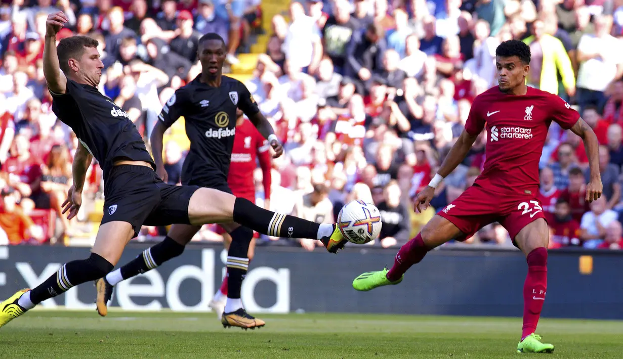 Kembali dari ruang ganti, Liverpool tak mengendurkan serangan sedikitpun. The Reds malah mendapatkan gol tambahan yang disumbangkan oleh pemain Bournemouth, Chris Mepham (kiri) pada menit ke-46. (AP/PA/Peter Byrne)