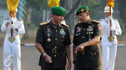 Dankodiklat TNI AD Letjen TNI Lodewijk F Paulus (kiri) berbincang dengan penggantinya Mayjen TNI Agus Sutomo jelang upacara serah terima jabatan di Markas Divisi Infanteri I Kostrad, Cilodong, Jabar, Jumat (31/7/2015). (Liputan6.com/Helmi Fithriansyah)