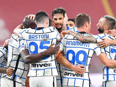 Para pemain Inter Milan merayakan gol yang dicetak oleh Danilo D'ambrosio ke gawang Genoa pada laga Liga Italia di Stadion Luigi Ferraris, Minggu (25/10/2020). Inter Milan menang dengan skor 2-0. (Tano Pecoraro/LaPresse via AP)