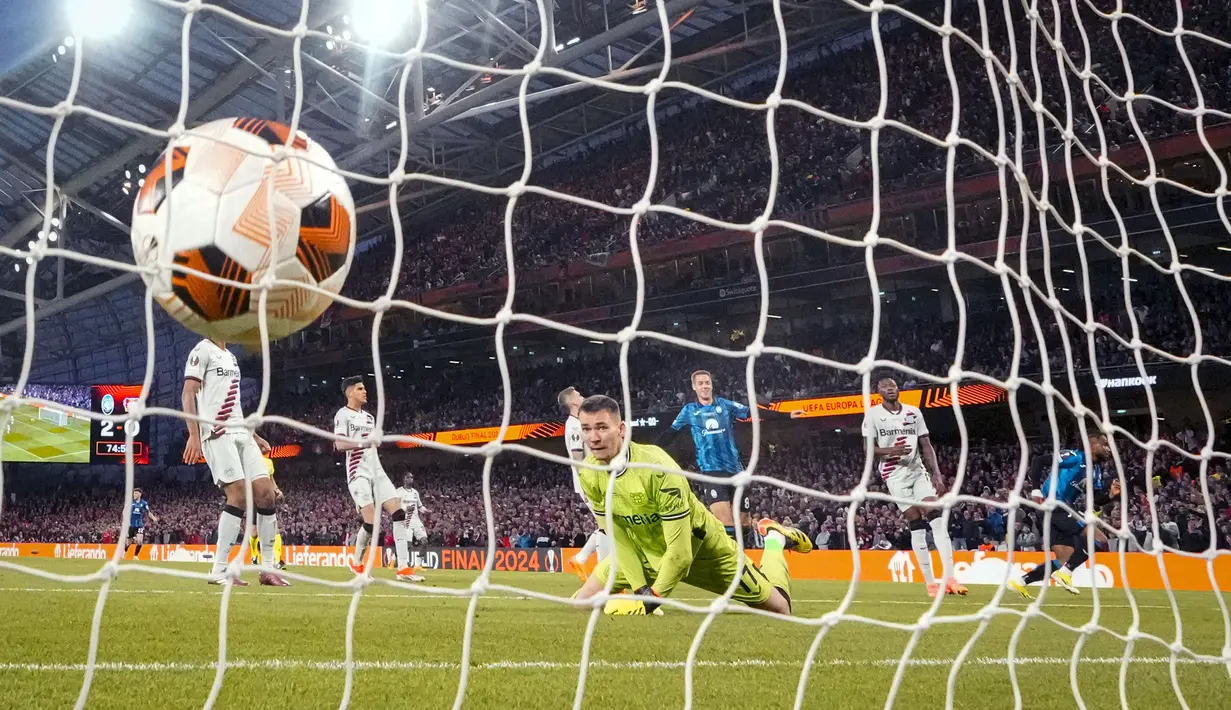 Ekspresi kecewa kiper Bayer Leverkusen, Matej Kovar setelah gagal menghalau tendangan pemain Atalanya Ademola Lookman pada laga final Liga Europa 2023/2024 yang berlangsung di Dublin Arena, Irlandia, Kamis (23/05/2024) dini hari WIB. (AP Photo/Kirsty Wigglesworth)